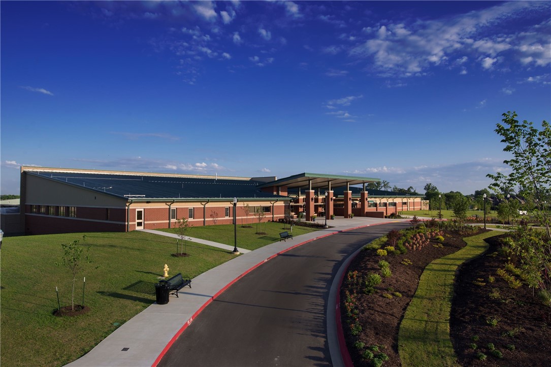 2204 SW Pinoak Avenue