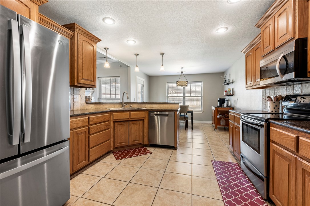 2204 SW Pinoak Avenue