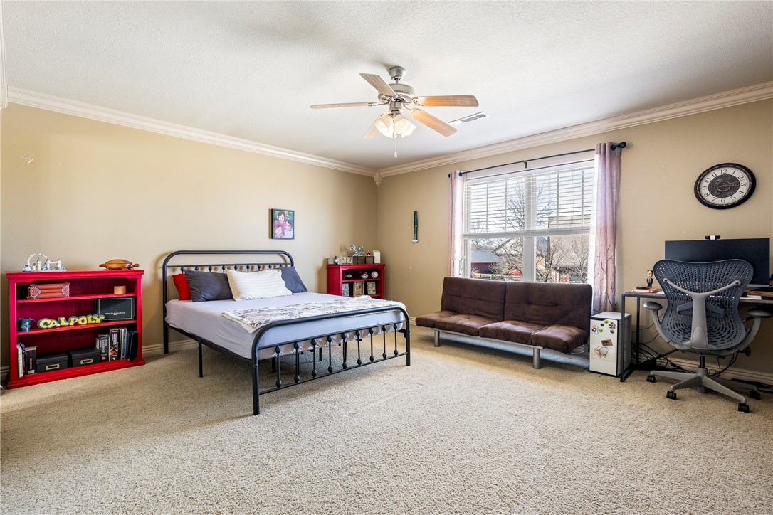 2204 SW Pinoak Avenue