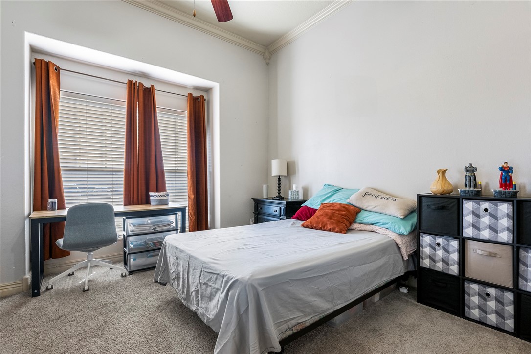 2204 SW Pinoak Avenue