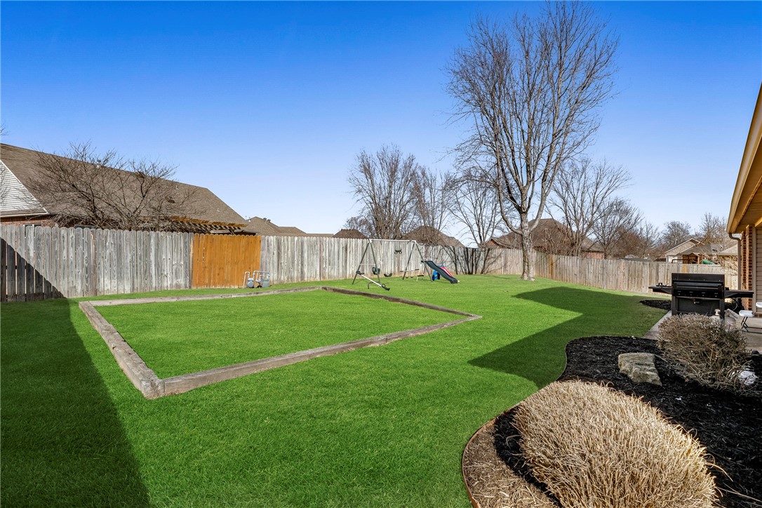 2204 SW Pinoak Avenue