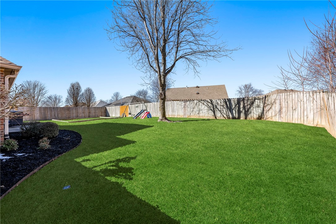 2204 SW Pinoak Avenue