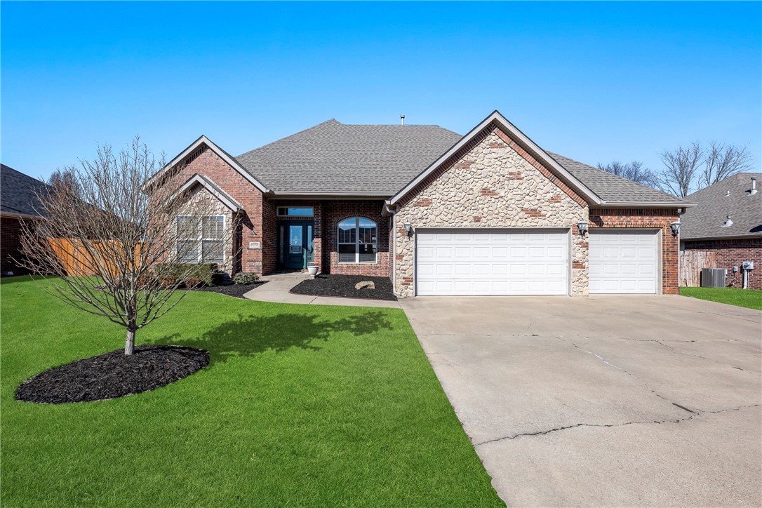 2204 SW Pinoak Avenue