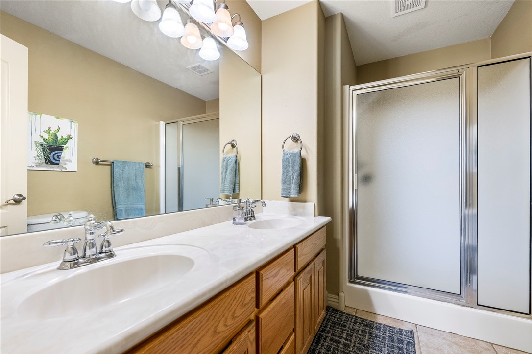 2204 SW Pinoak Avenue