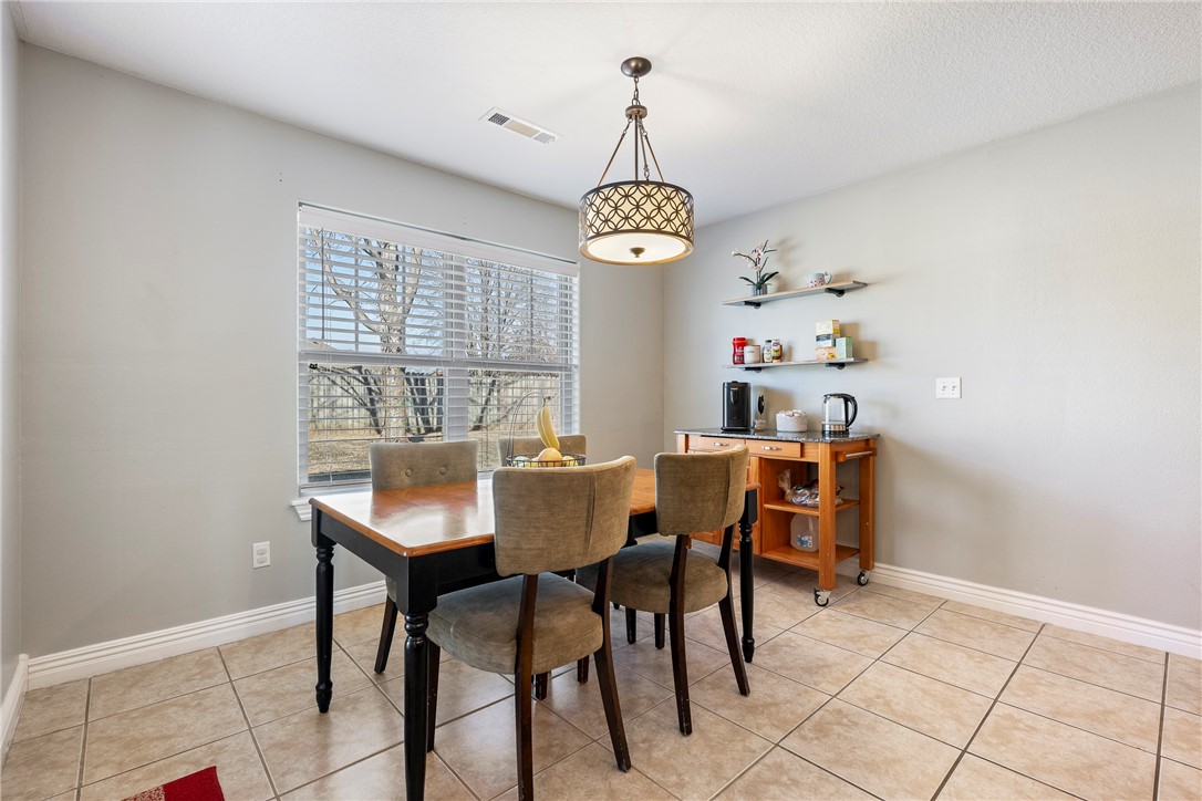 2204 SW Pinoak Avenue