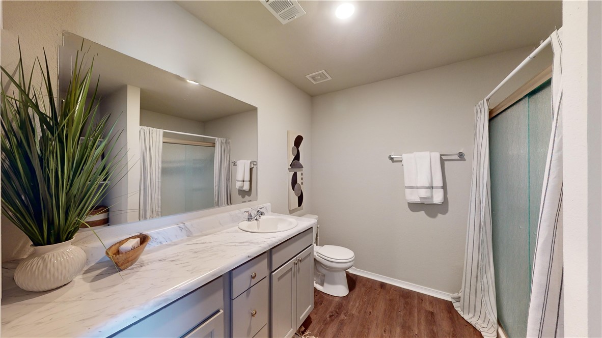 1404 E Vangston Court