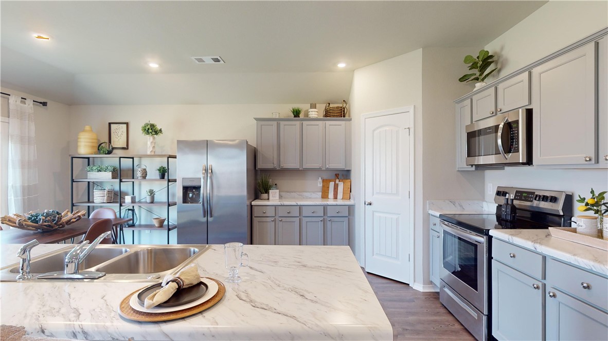 1404 E Vangston Court