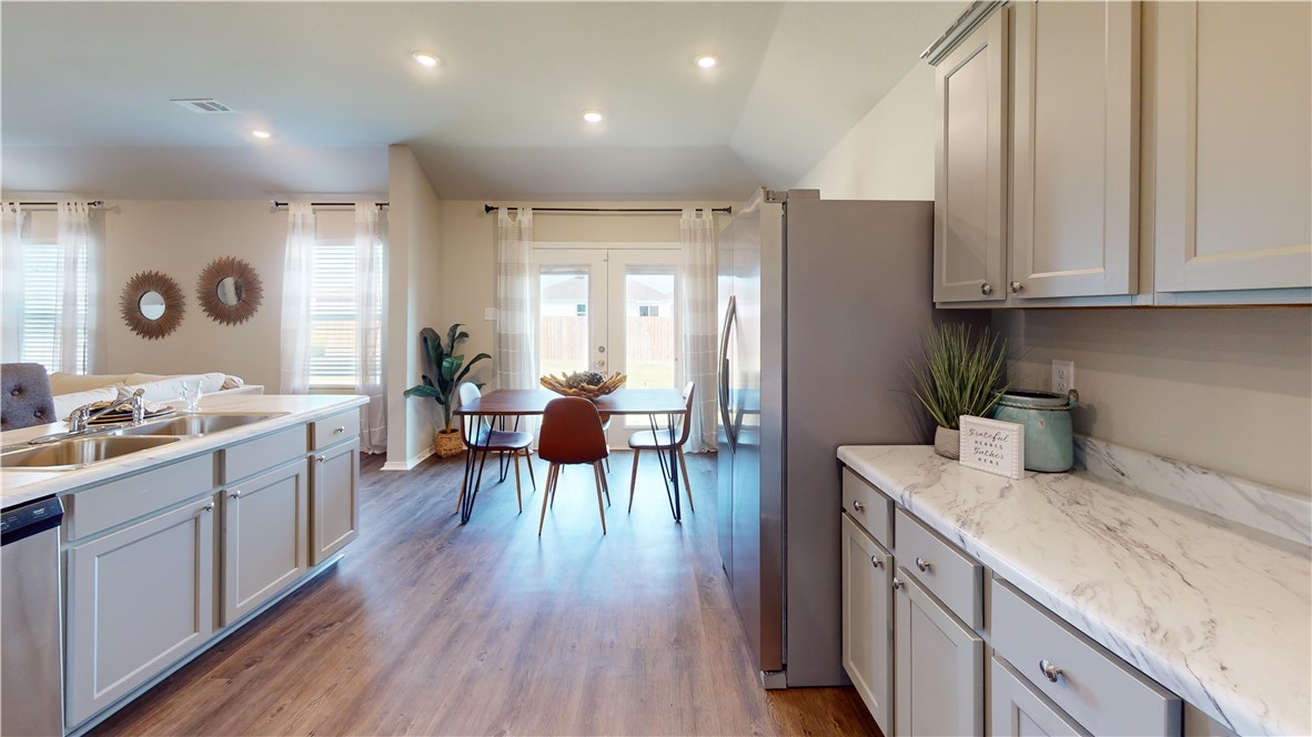 1404 E Vangston Court