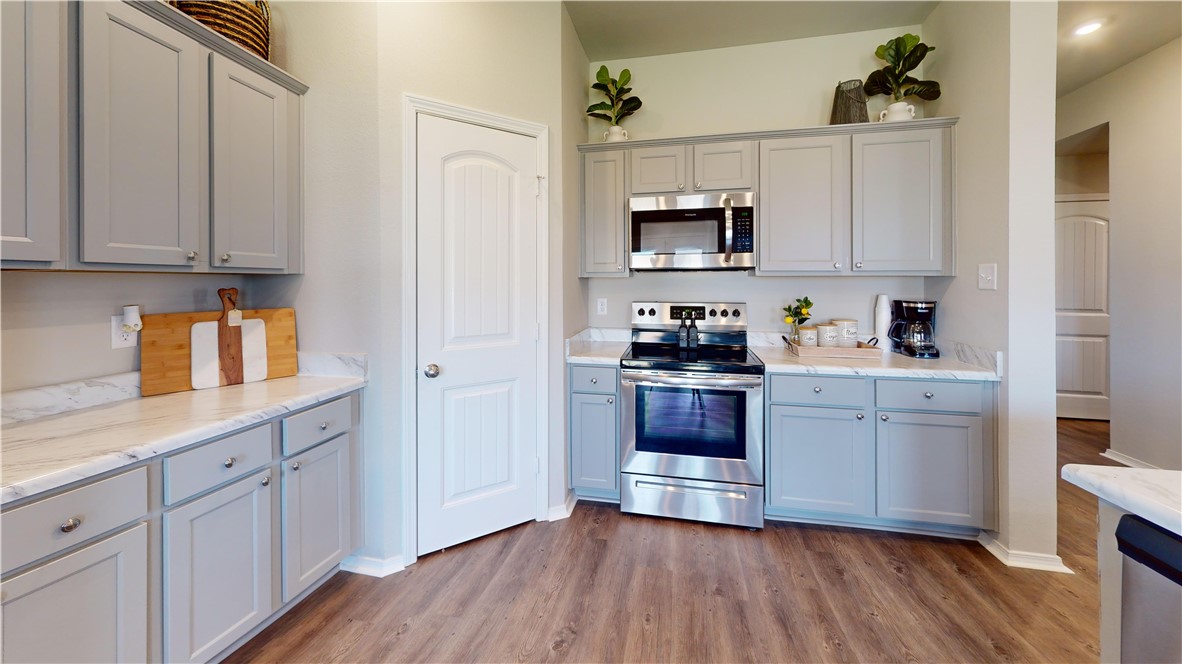 1404 E Vangston Court