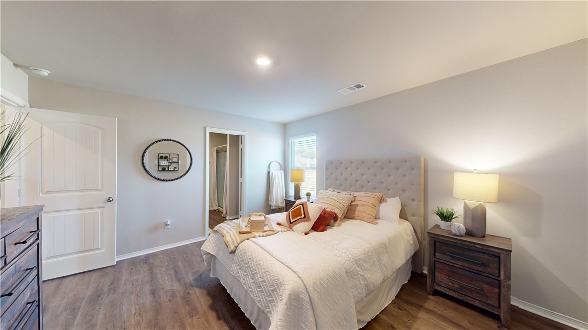 1404 E Vangston Court