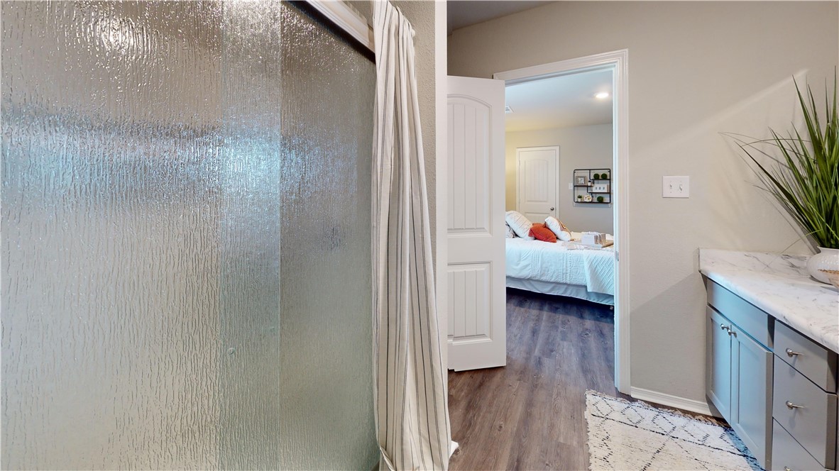 1404 E Vangston Court