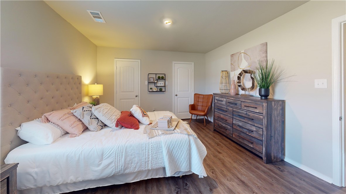 1404 E Vangston Court