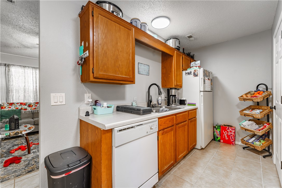 3405 SW Victoria Place