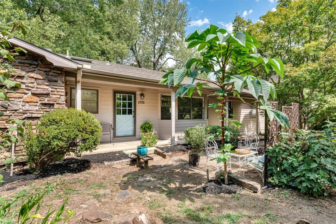2738 W White Oak Street