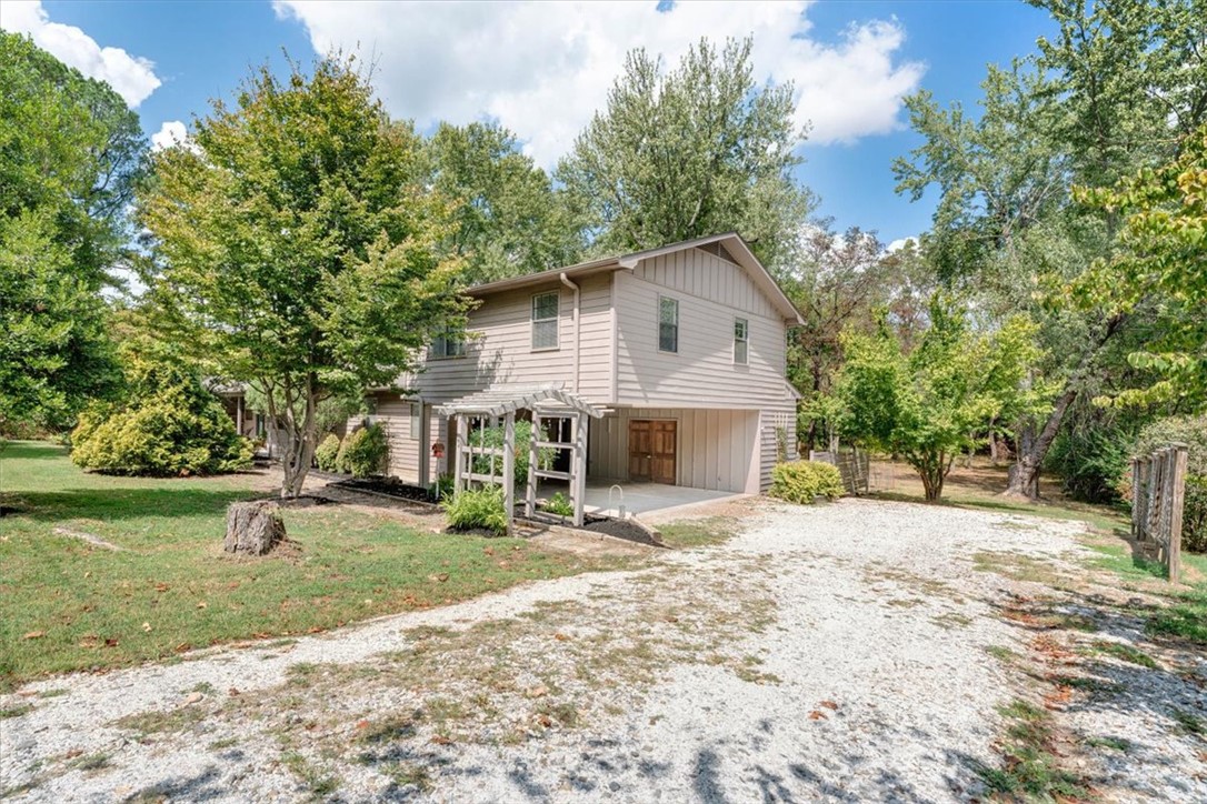 2738 W White Oak Street