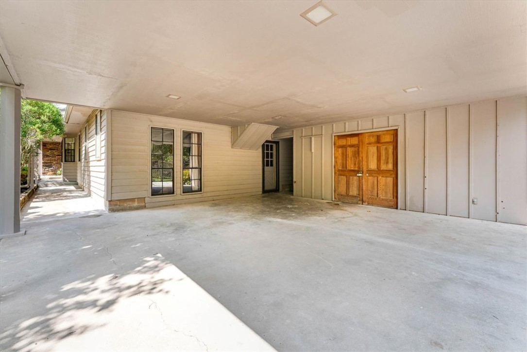 2738 W White Oak Street