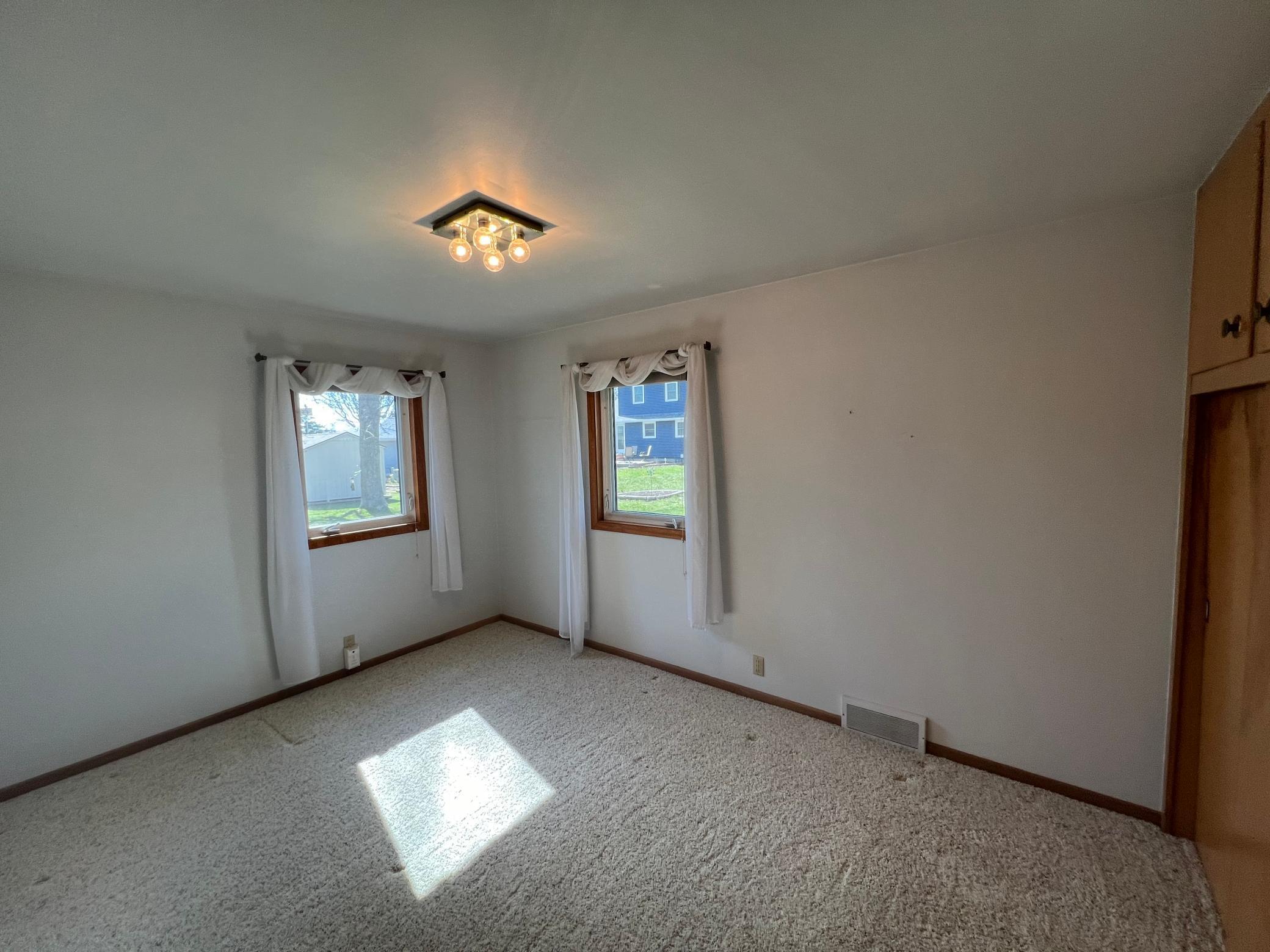 217 Clary Street W