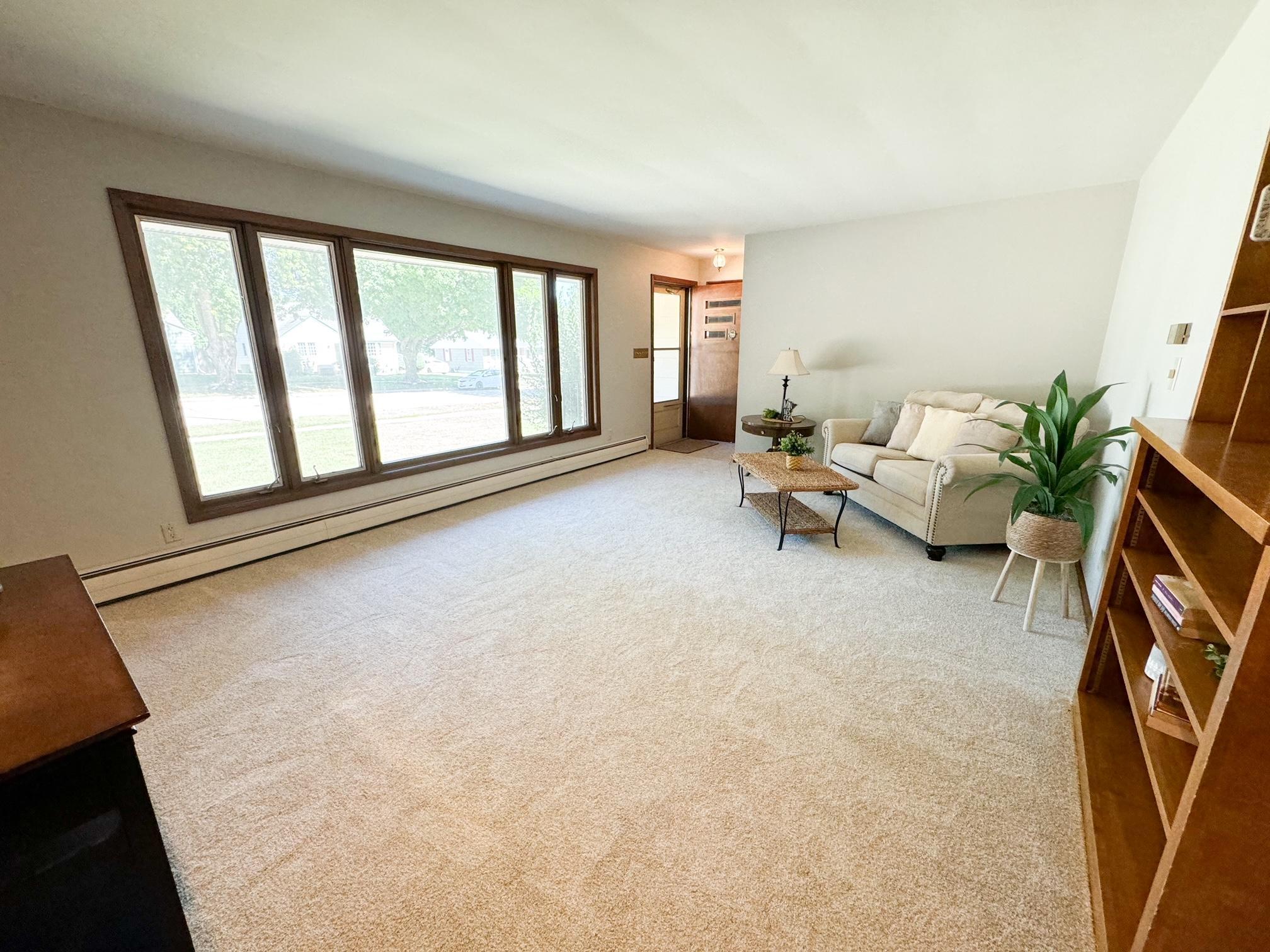 315 Clary Street W
