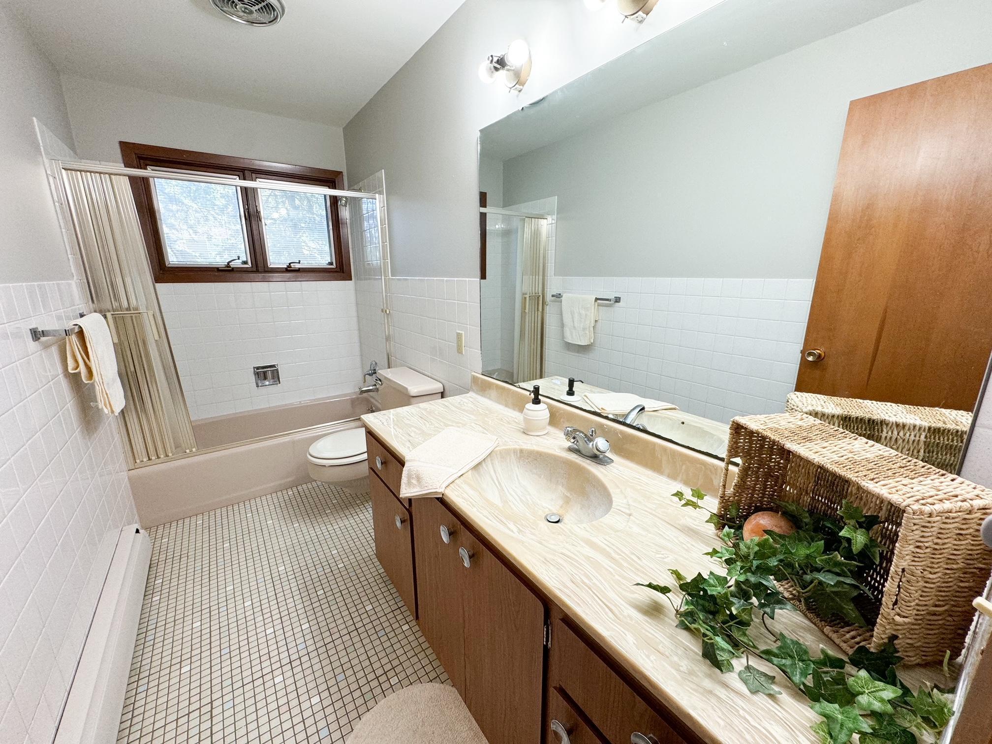 315 Clary Street W