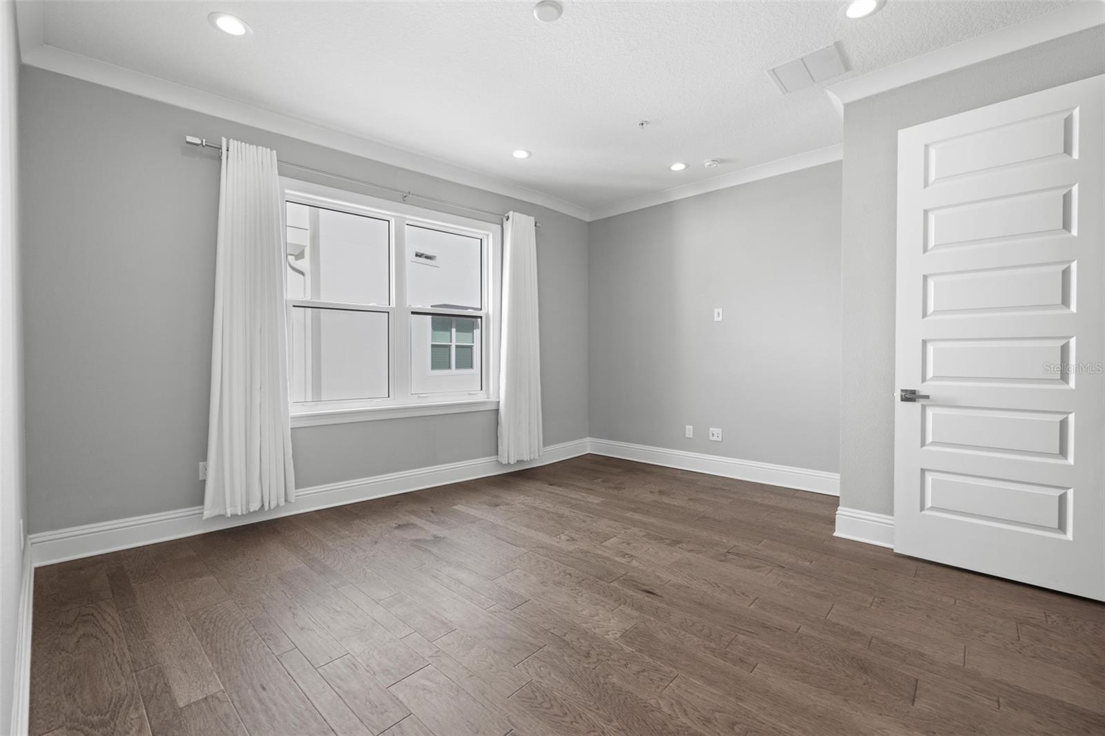 123 5TH AVE N