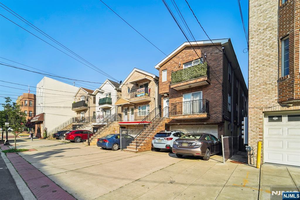 4711 Broadway Avenue A1