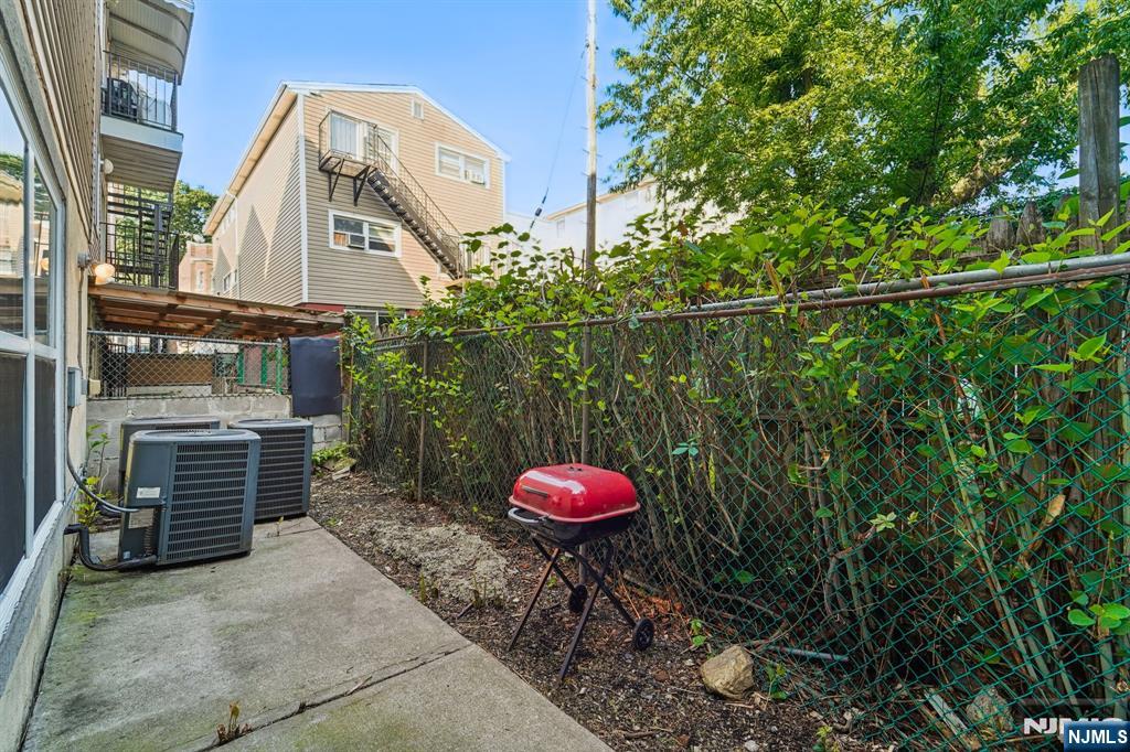4711 Broadway Avenue A1