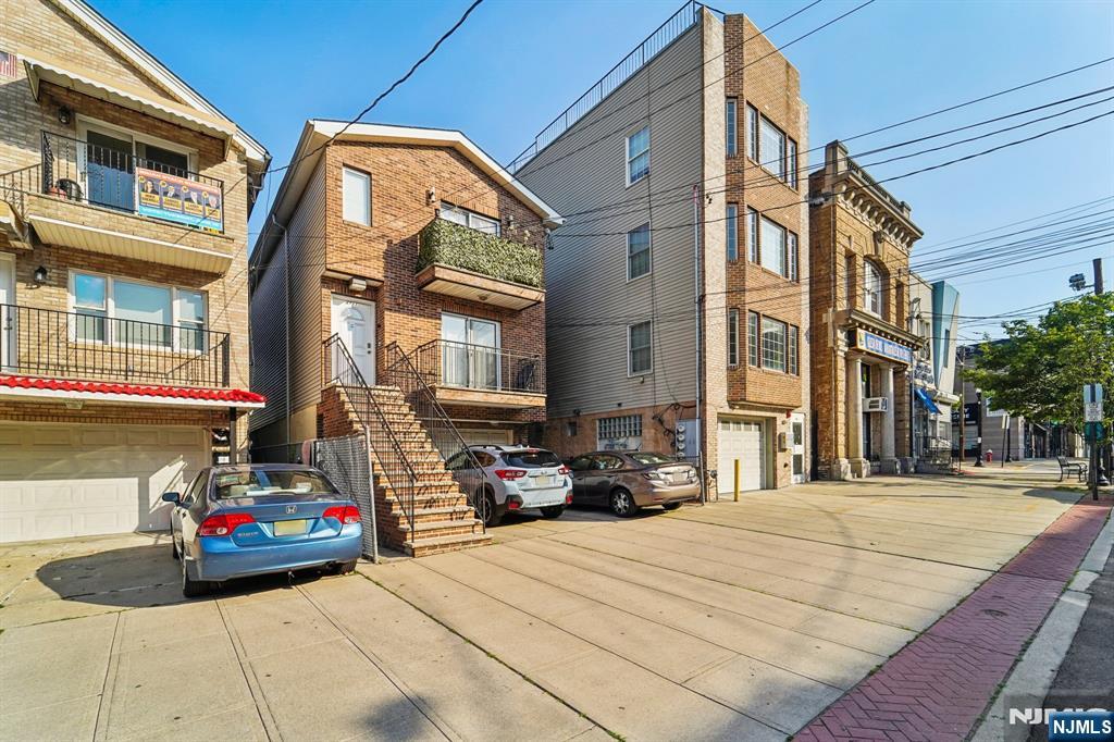 4711 Broadway Avenue A1
