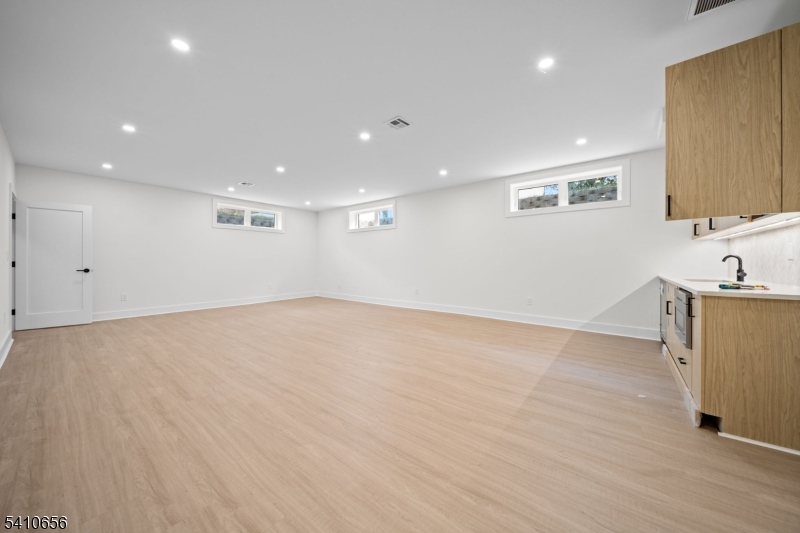 52 Congressional Pkwy