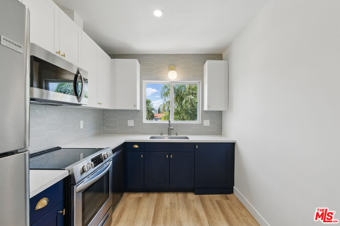 6350 Willoughby Ave Unit: 11
