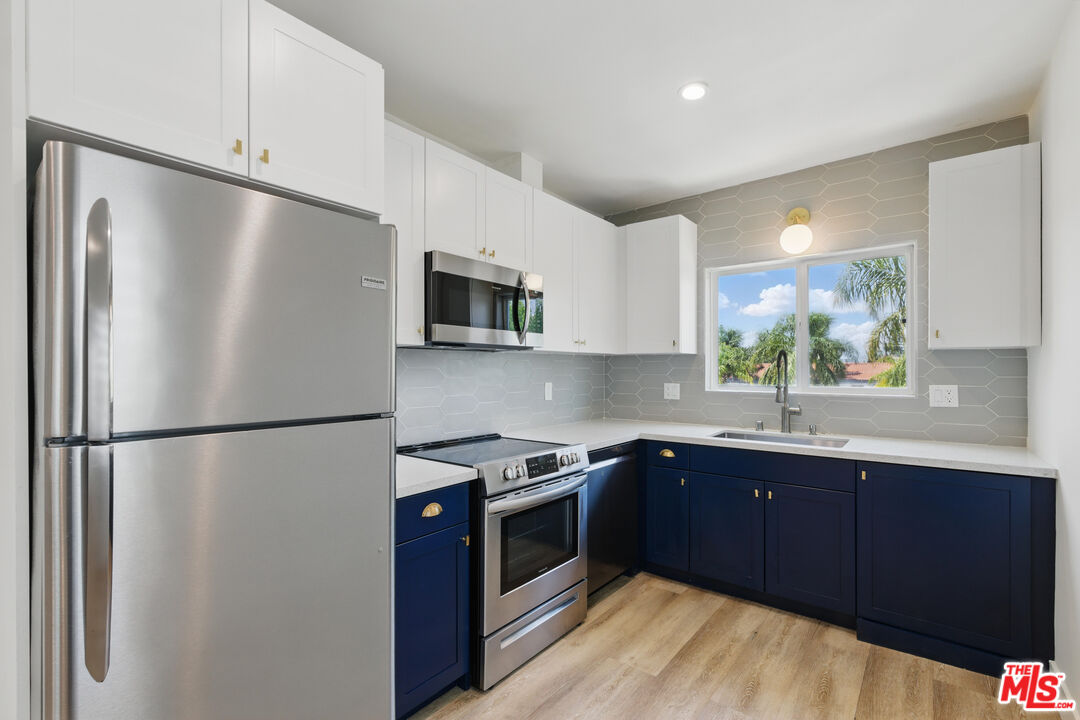 6350 Willoughby Ave Unit: 11