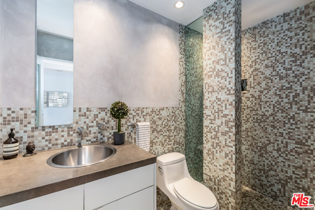 1010 N Kings Rd Unit: 308