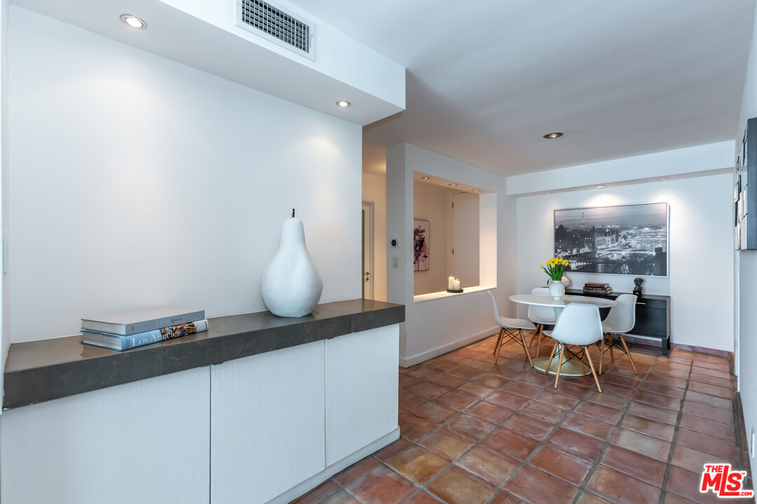 1010 N Kings Rd Unit: 308