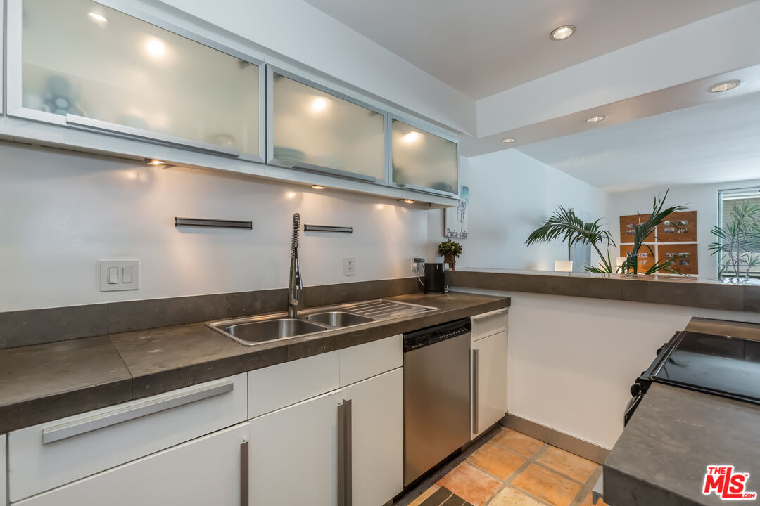 1010 N Kings Rd Unit: 308