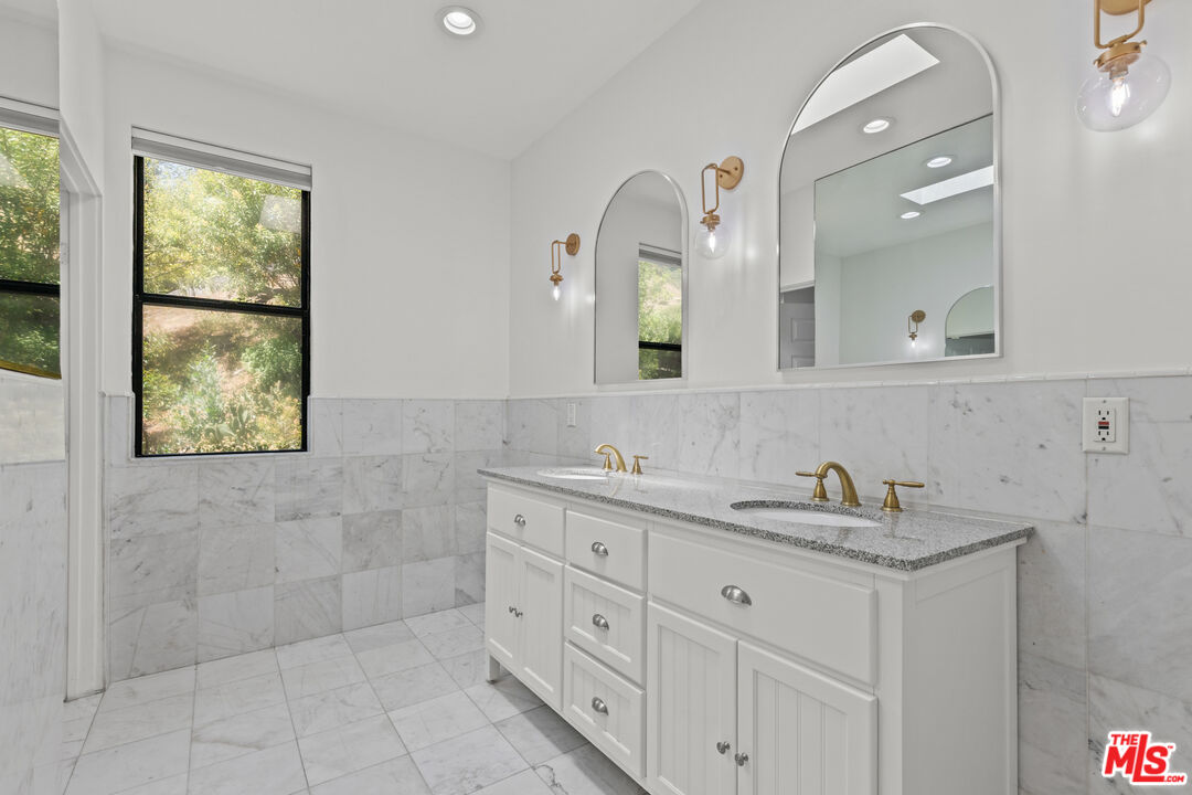 2646 Rinconia Dr