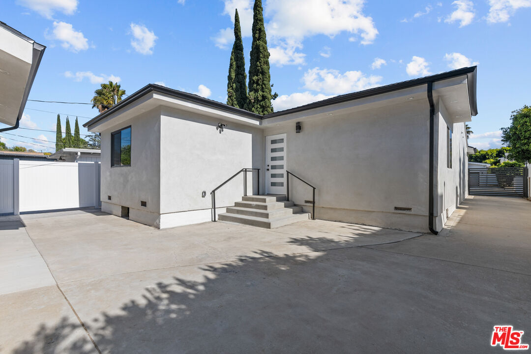 15153 La Maida St