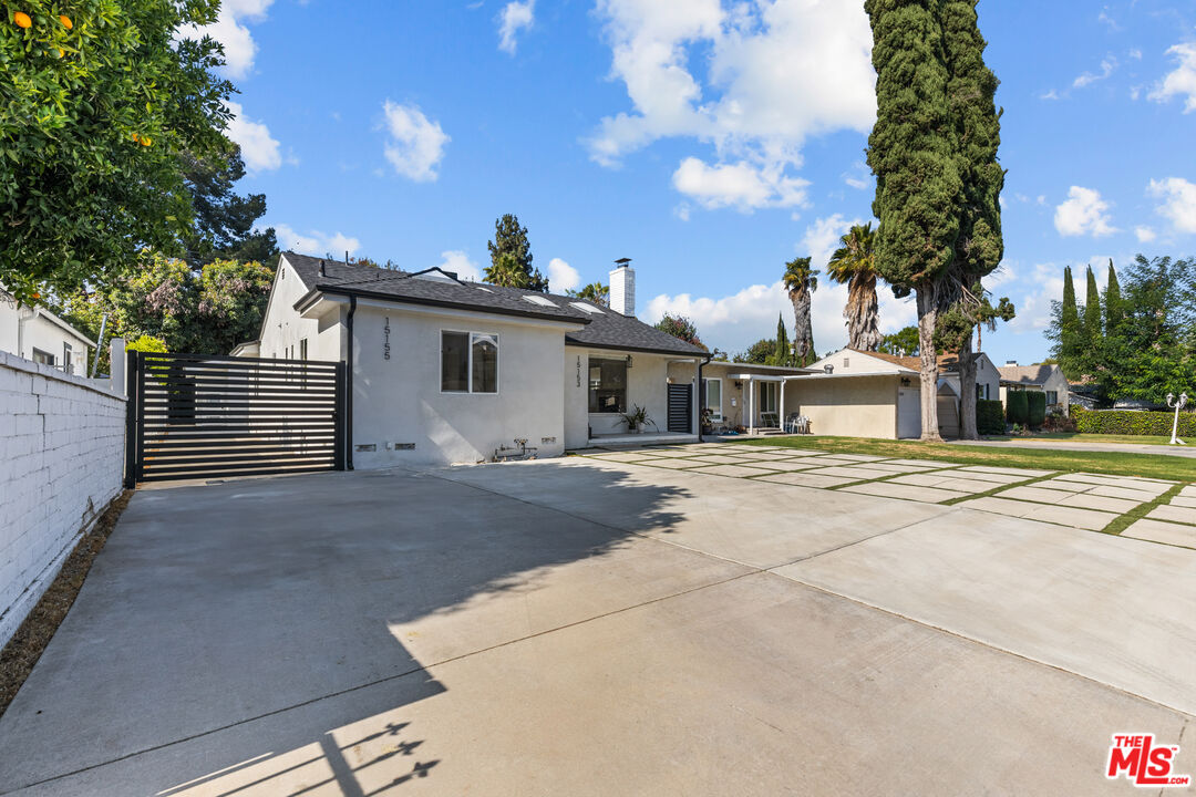 15153 La Maida St