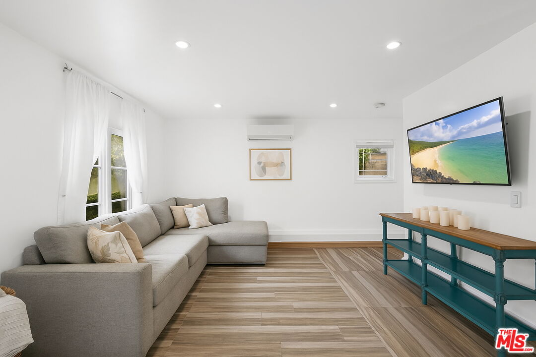 1174 Coldwater Canyon Dr