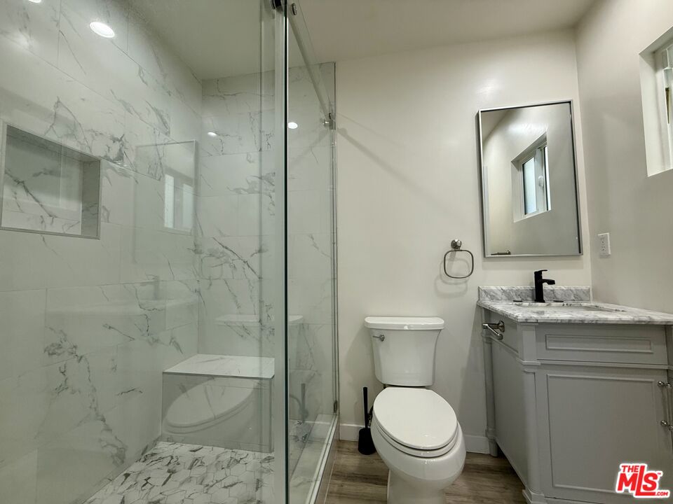 5248 Whitsett Ave Unit: 1/2