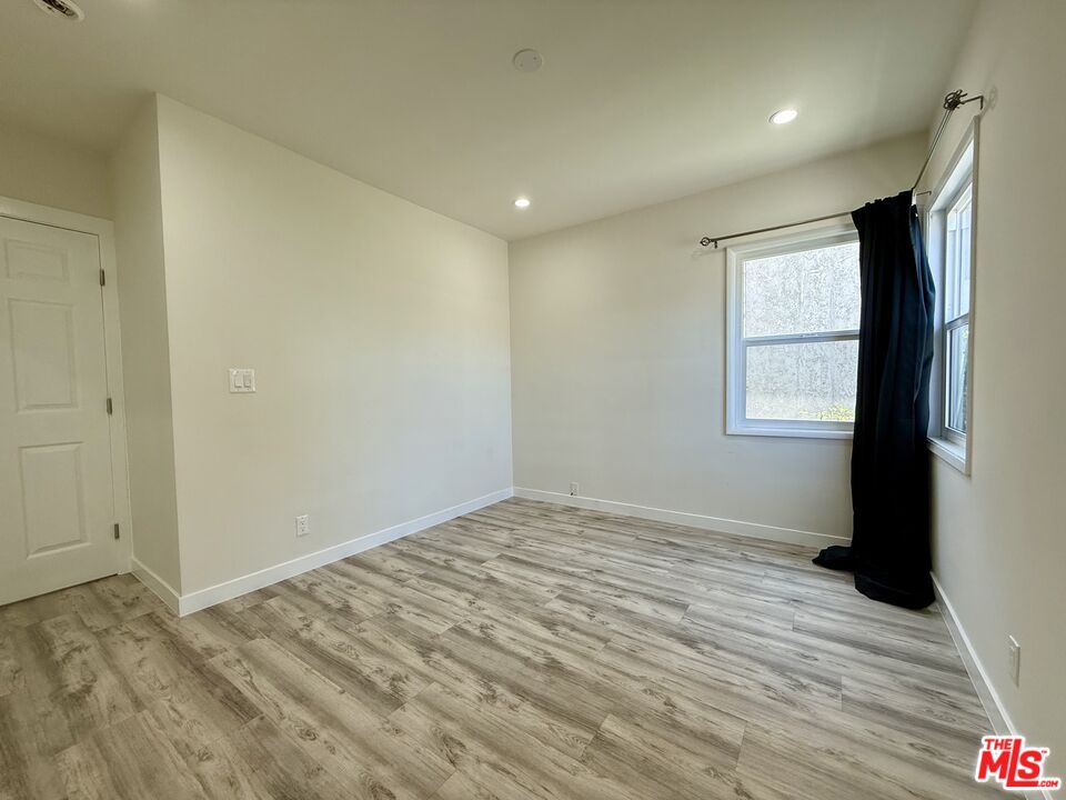 5248 Whitsett Ave Unit: 1/2