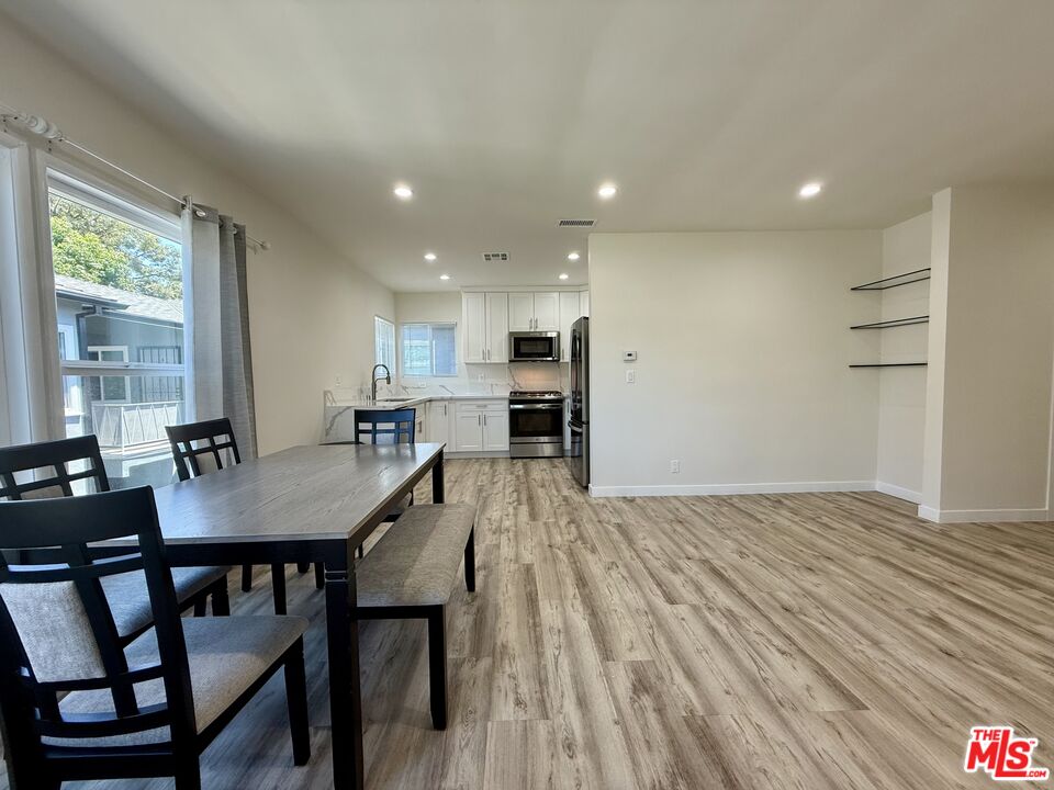 5248 Whitsett Ave Unit: 1/2
