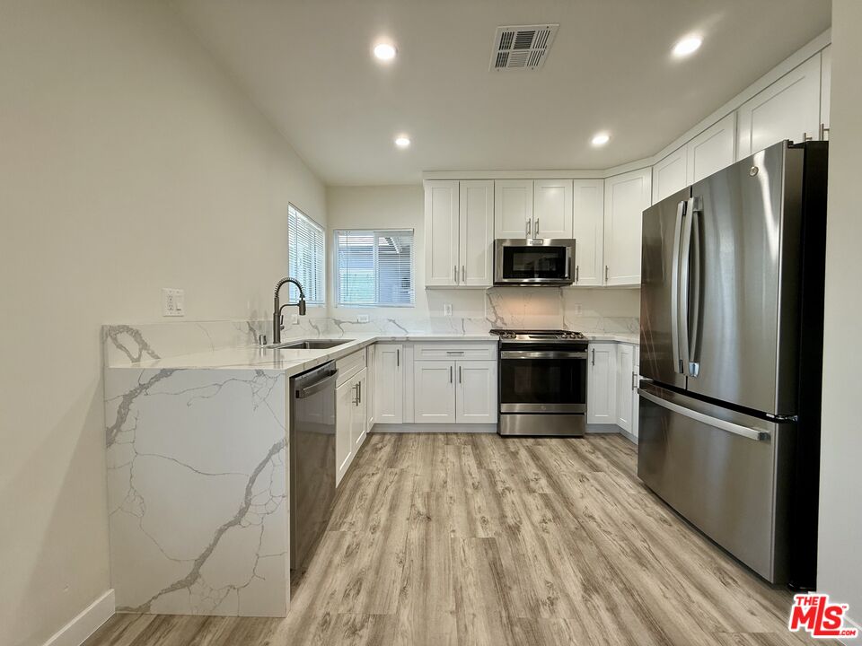 5248 Whitsett Ave Unit: 1/2