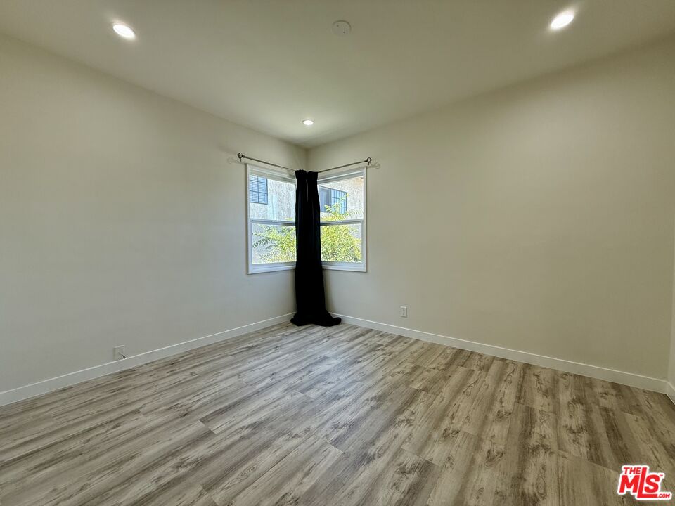 5248 Whitsett Ave Unit: 1/2