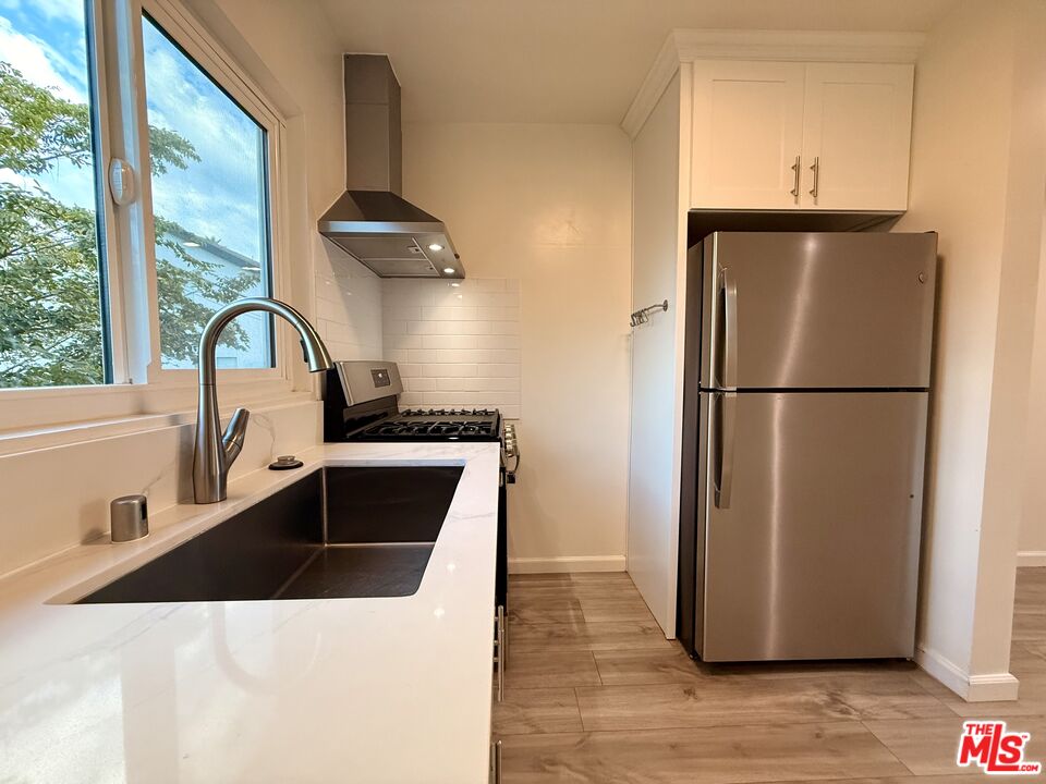 5246 Whitsett Ave Unit: B