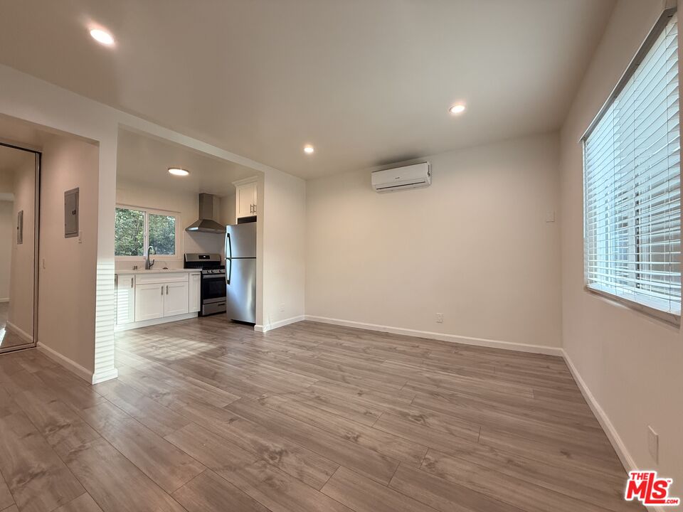 5246 Whitsett Ave Unit: B