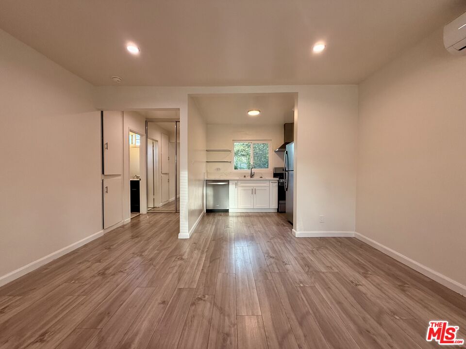 5246 Whitsett Ave Unit: B