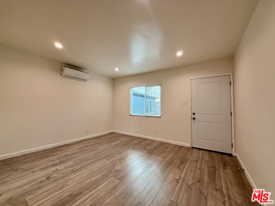 5246 Whitsett Ave Unit: B