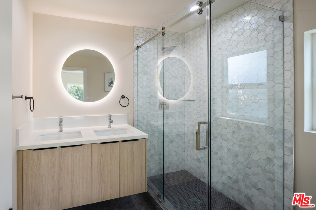 9425 Gierson Ave Unit: 1/2