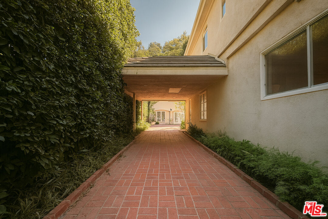 1174 Coldwater Canyon Dr