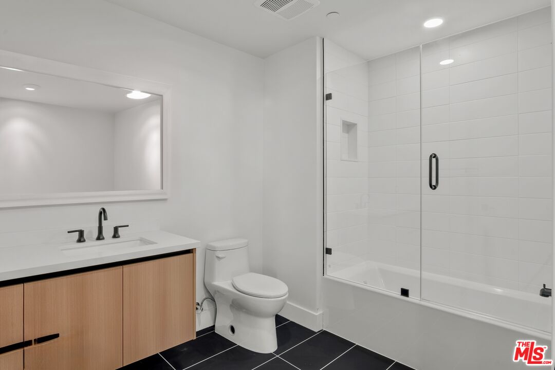 5813 Lexington Ave Unit: 202