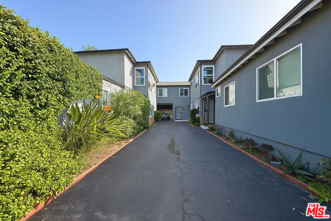 5244 Whitsett Ave Unit: 1/4